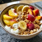 A colorful Pfirsich-Bananen-Bowl filled with fresh fruits and oats.