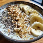 Close-up view of a Bananen-Zwetschken smoothie bowl topped with fruits.