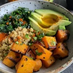 Close-up of a vibrant Süßkartoffel Quinoa Bowl filled with colorful ingredients.